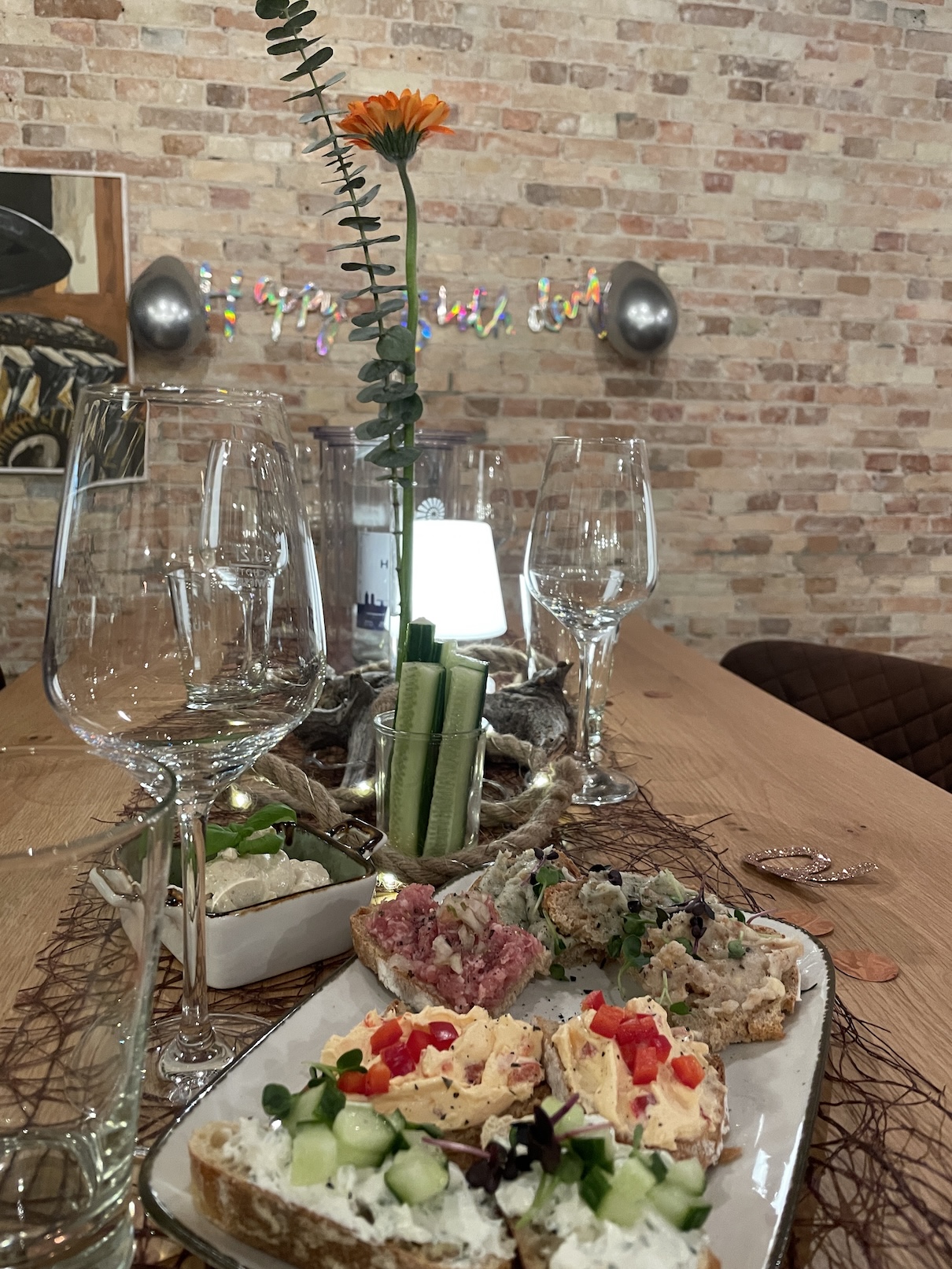 Ein Tisch ist für einen Geburtstag in der Wiendruuv angerichtet. Weingläse und Häppchen stehen auf dem Tisch.