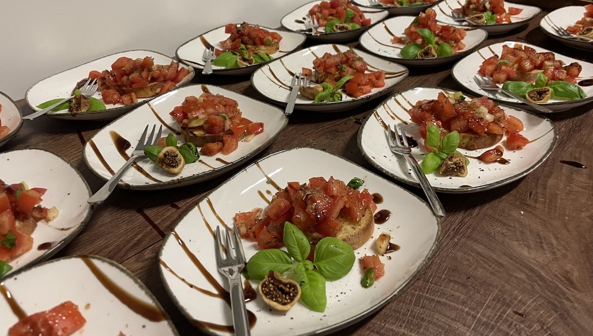 Bruschetta angerichtet auf mehreren Tellern und schön verziert.