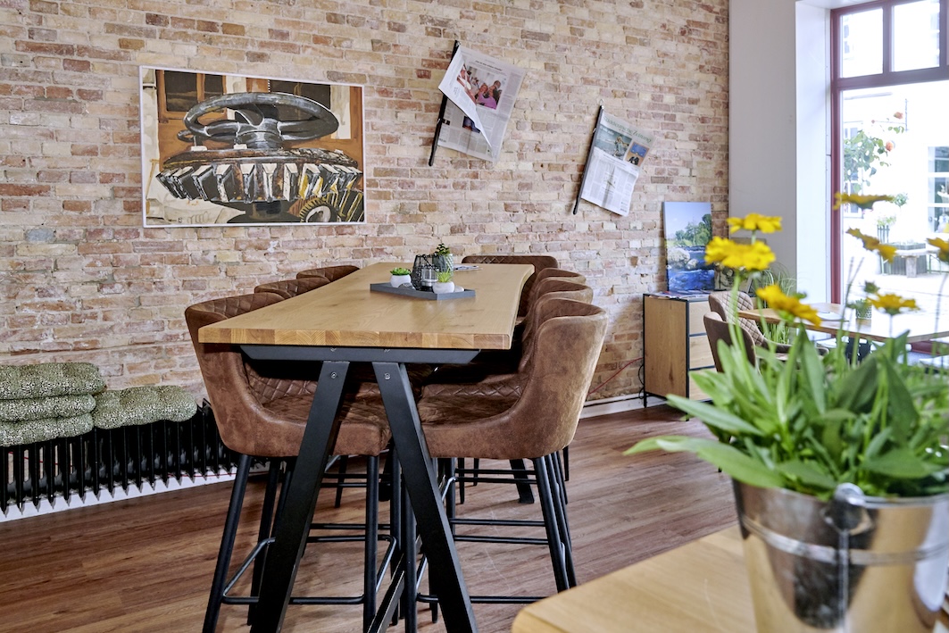 Ein hoher Tisch mit Barstühlen in der Wiendruuv.